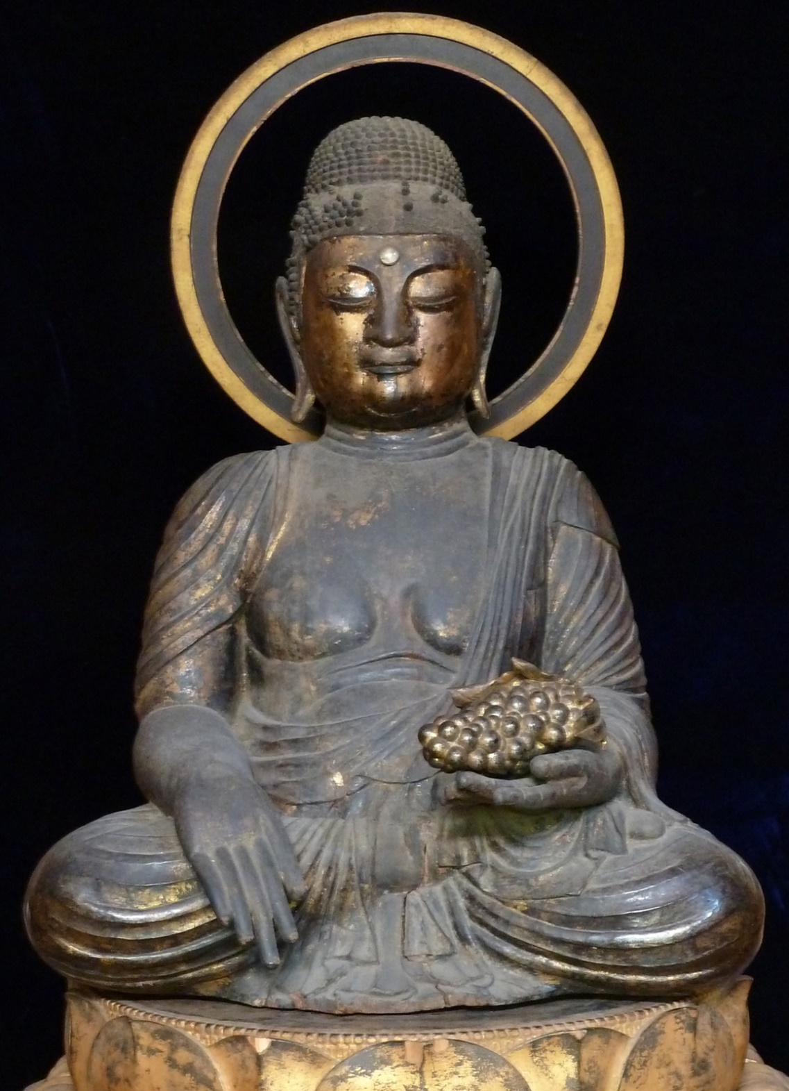 Có gì đặc biệt đằng sau bức tượng Phật tay cầm chùm nho ở Nhật - 1