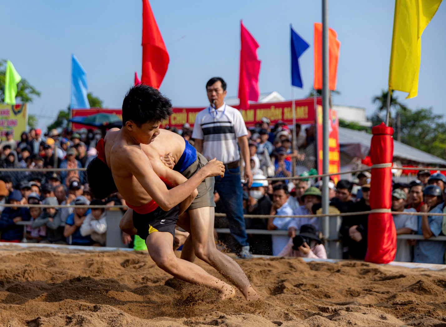 Mồng 10 Tết, về làng Sình xem hội vật - 13