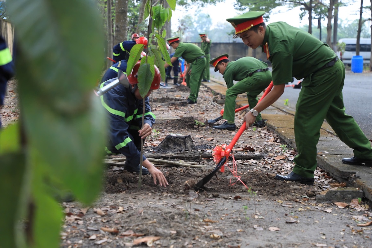 Công an TP.HCM ra quân trồng cây đầu xuân, lan tỏa tinh thần ‘vì môi trường xanh’ - 3