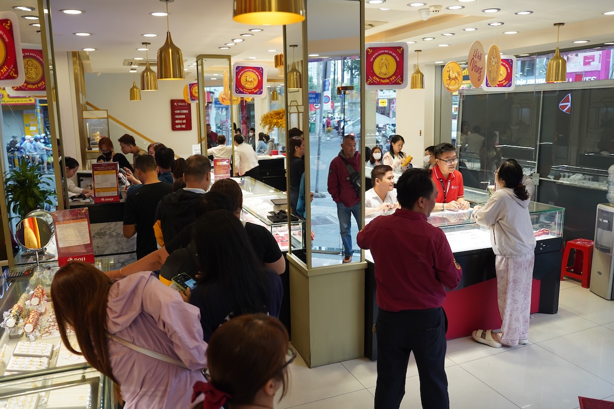 Ngày vía Thần Tài, người dân TP.HCM xếp hàng dài mua vàng - 1