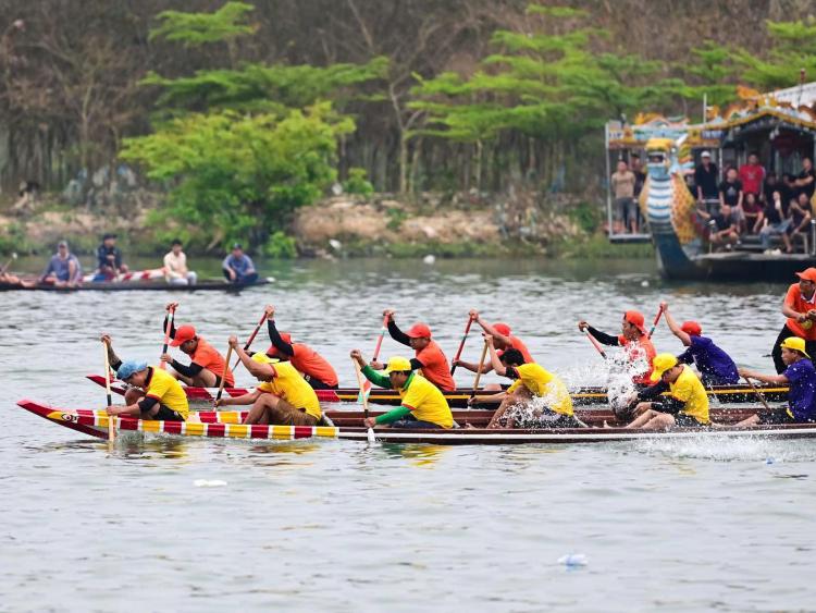 Sông Hương 'dậy sóng' với giải đua ghe hấp dẫn