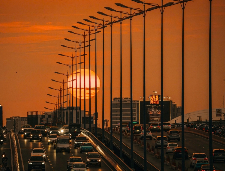 Hoàng hôn như 'lòng đỏ trứng' dưới chân cầu Sài Gòn