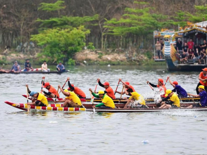  - Sông Hương 'dậy sóng' với giải đua ghe hấp dẫn