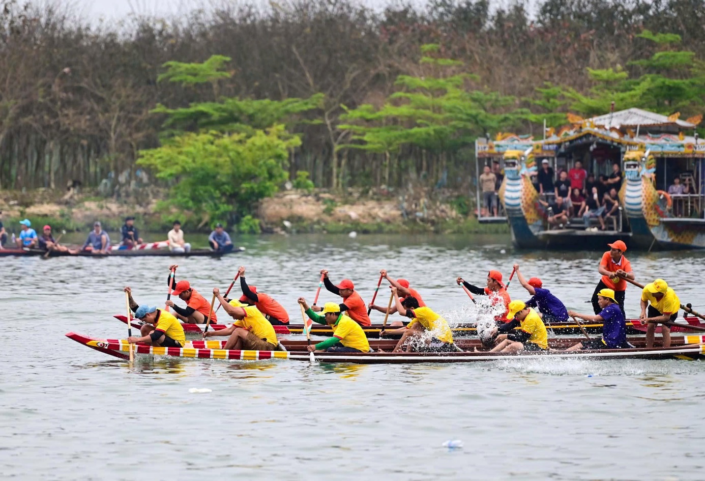 Sông Hương 'dậy sóng' với giải đua ghe hấp dẫn - 10