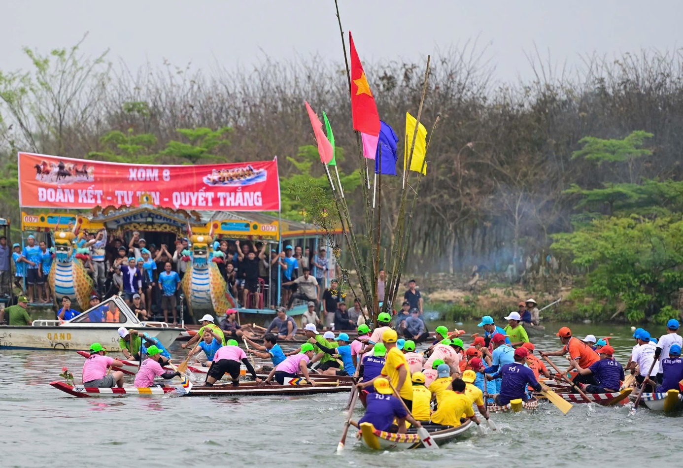 Sông Hương 'dậy sóng' với giải đua ghe hấp dẫn - 2