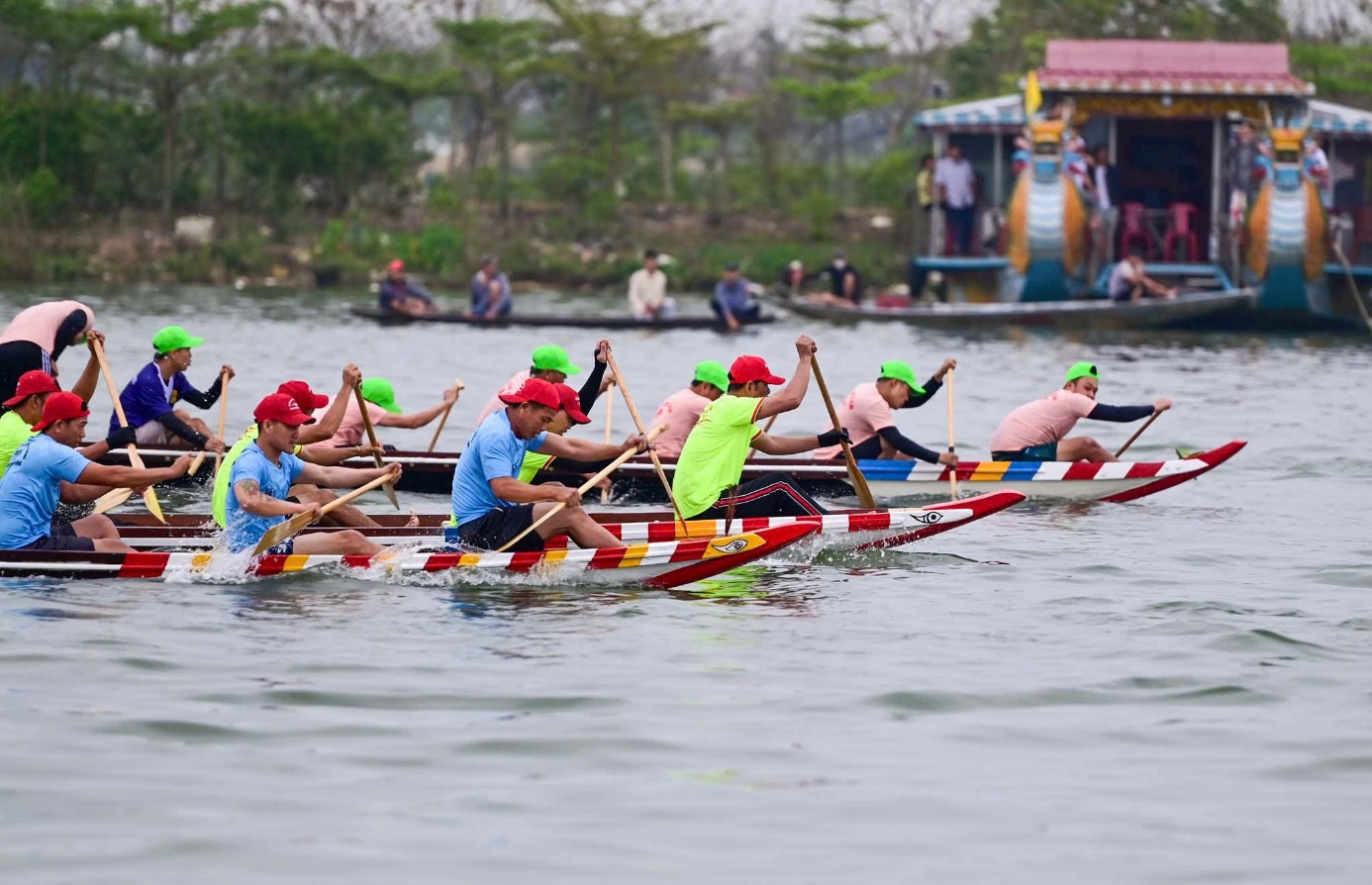 Sông Hương 'dậy sóng' với giải đua ghe hấp dẫn - 1