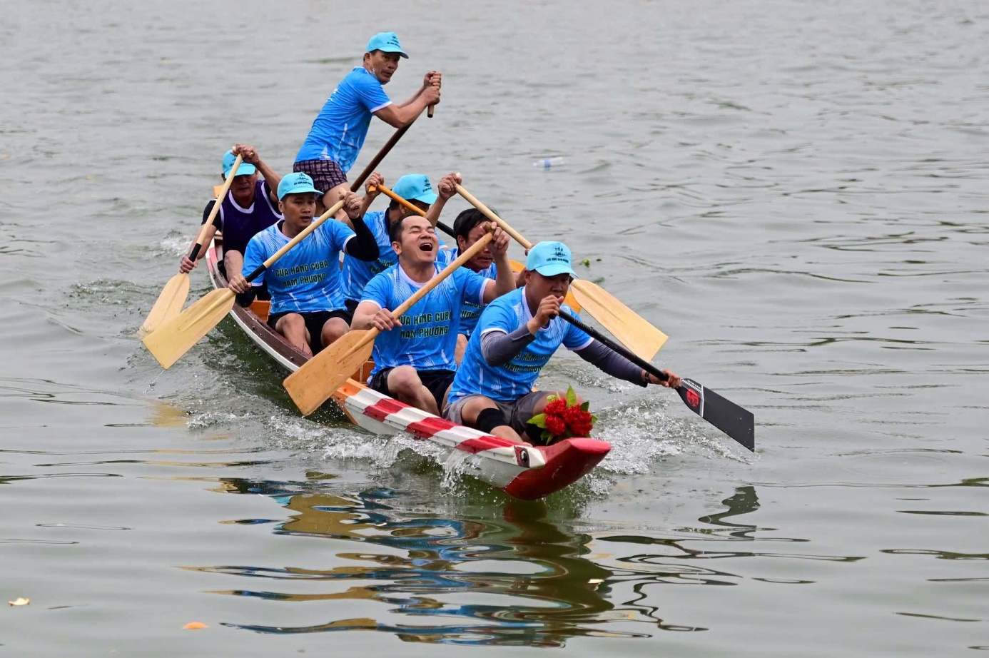 Sông Hương 'dậy sóng' với giải đua ghe hấp dẫn - 11