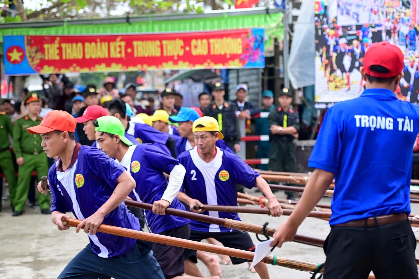 Sông Hương 'dậy sóng' với giải đua ghe hấp dẫn - 5