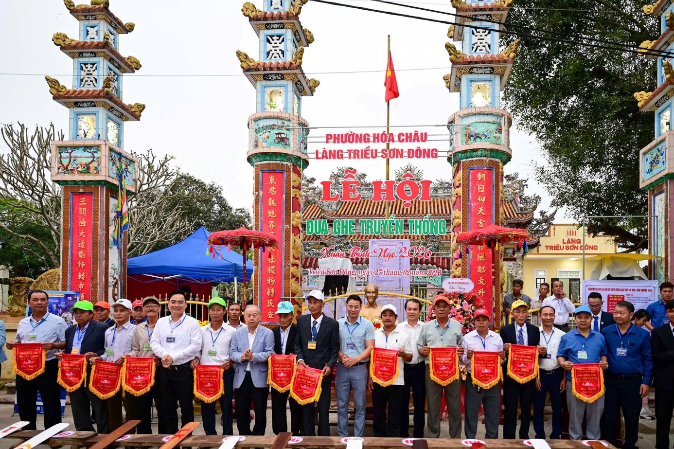 Sông Hương 'dậy sóng' với giải đua ghe hấp dẫn - 4