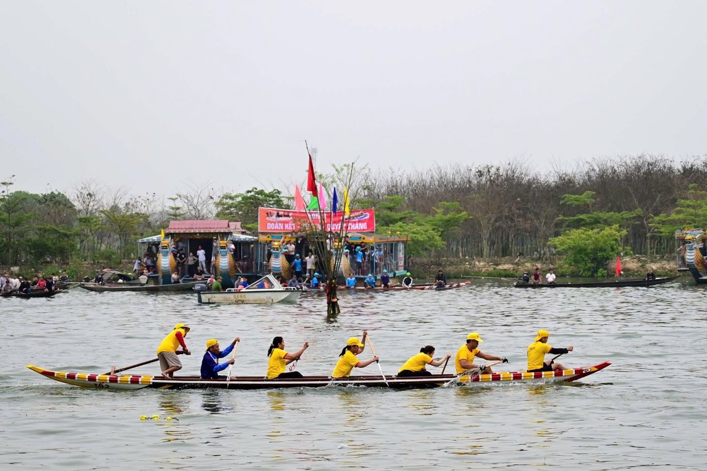 Sông Hương 'dậy sóng' với giải đua ghe hấp dẫn - 12