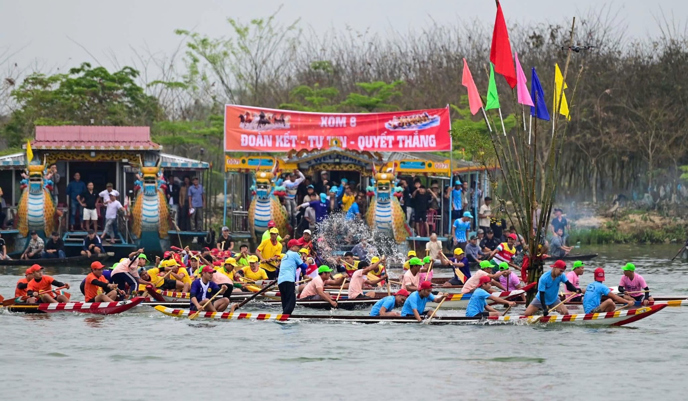 Sông Hương 'dậy sóng' với giải đua ghe hấp dẫn - 8