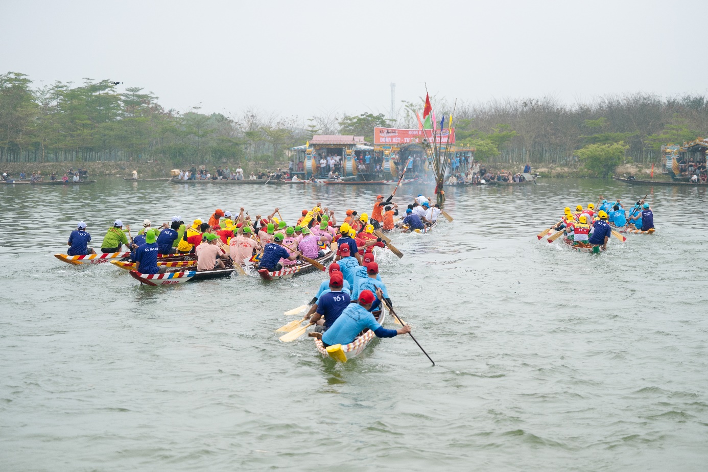 Sông Hương 'dậy sóng' với giải đua ghe hấp dẫn - 7