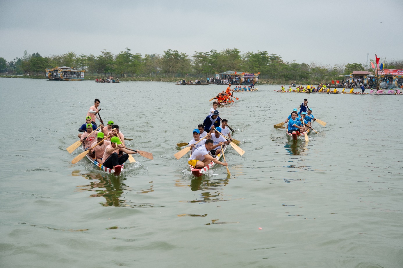 Sông Hương 'dậy sóng' với giải đua ghe hấp dẫn - 3