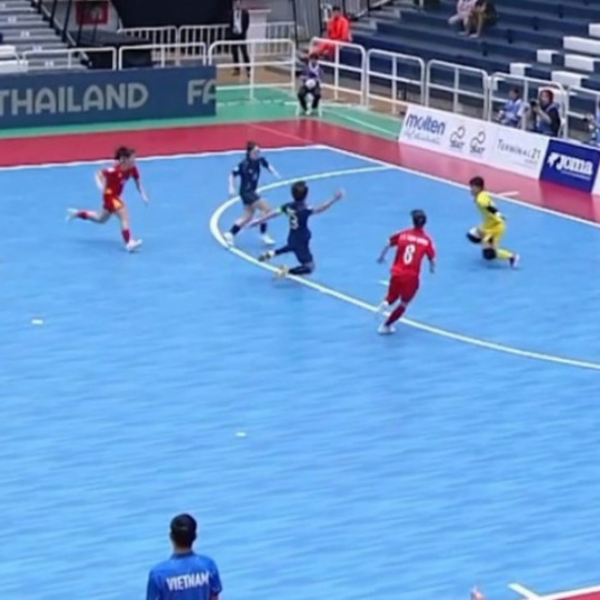  - Video bóng đá ĐT nữ Việt Nam - Thái Lan: Rượt đuổi hấp dẫn (Futsal Đông Nam Á)
