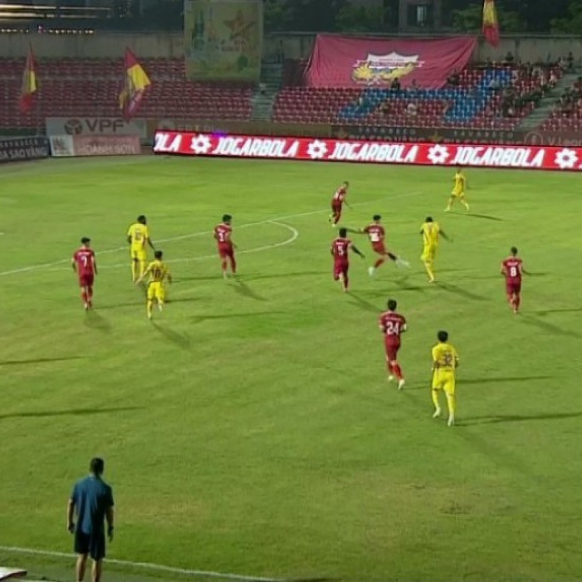  - Video bóng đá Hà Tĩnh - Sông Lam Nghệ An: Siêu phẩm sút xa, bỏ lỡ đáng tiếc (V-League)