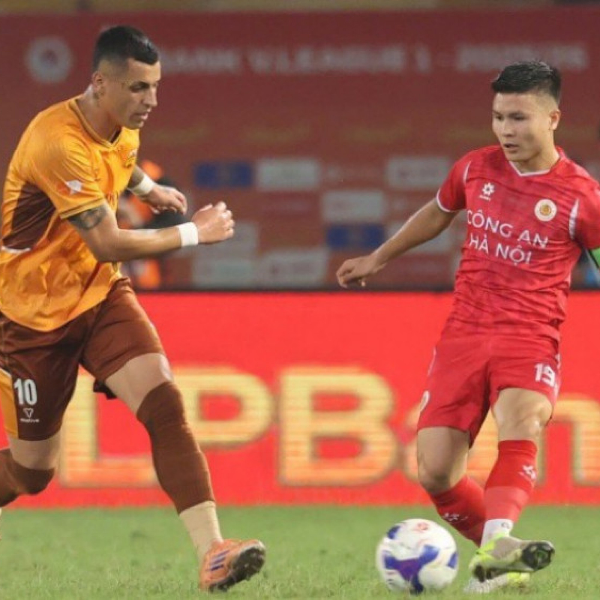  - Video bóng đá Công an Hà Nội - HAGL: Đòn đau cuối hiệp 1 (V-League)