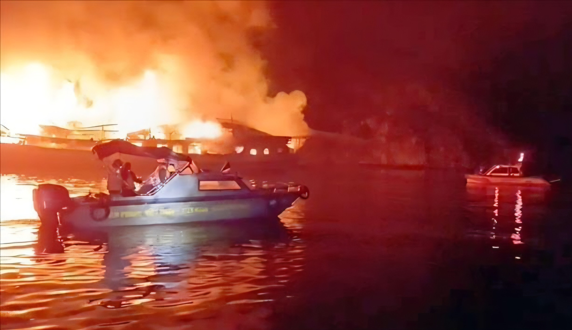 41 người thoát nạn trong vụ cháy tàu du lịch ở Hạ Long - 1