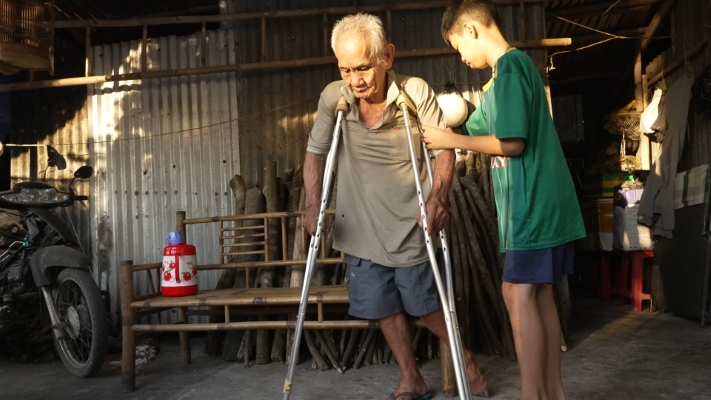 Diễn viên Puka được khán giả hỗ trợ khi bị chấn thương lúc thực hiện thử thách để giúp đỡ các em nhỏ khó khăn  - 2