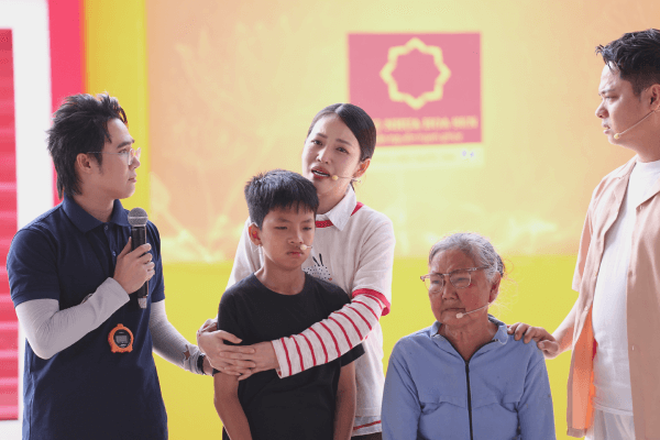 Diễn viên Puka được khán giả hỗ trợ khi bị chấn thương lúc thực hiện thử thách để giúp đỡ các em nhỏ khó khăn  - 3