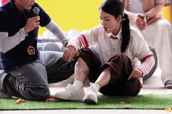 Diễn viên Puka được khán giả hỗ trợ khi bị chấn thương lúc thực hiện thử thách để giúp đỡ các em nhỏ khó khăn  - 4