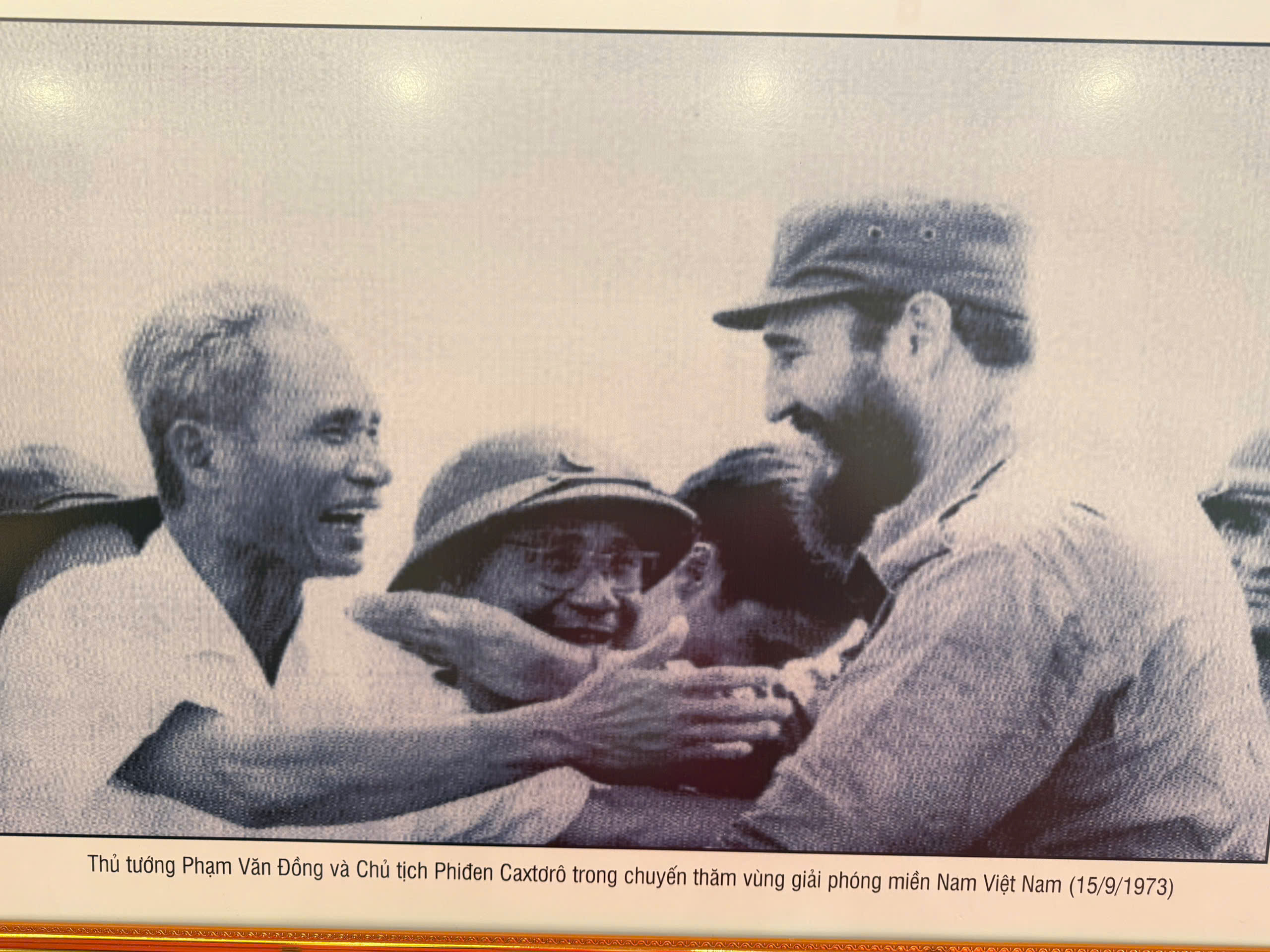 thu tuong pham van dong - nguoi cong san kien trung tan hien vi dat nuoc, nhan dan - 17