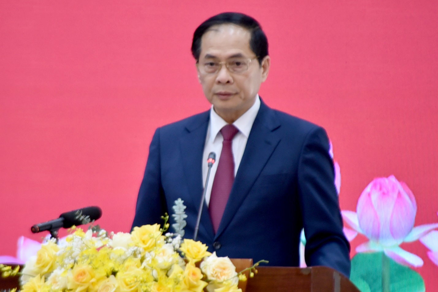 thu tuong pham van dong - nguoi cong san kien trung tan hien vi dat nuoc, nhan dan - 4