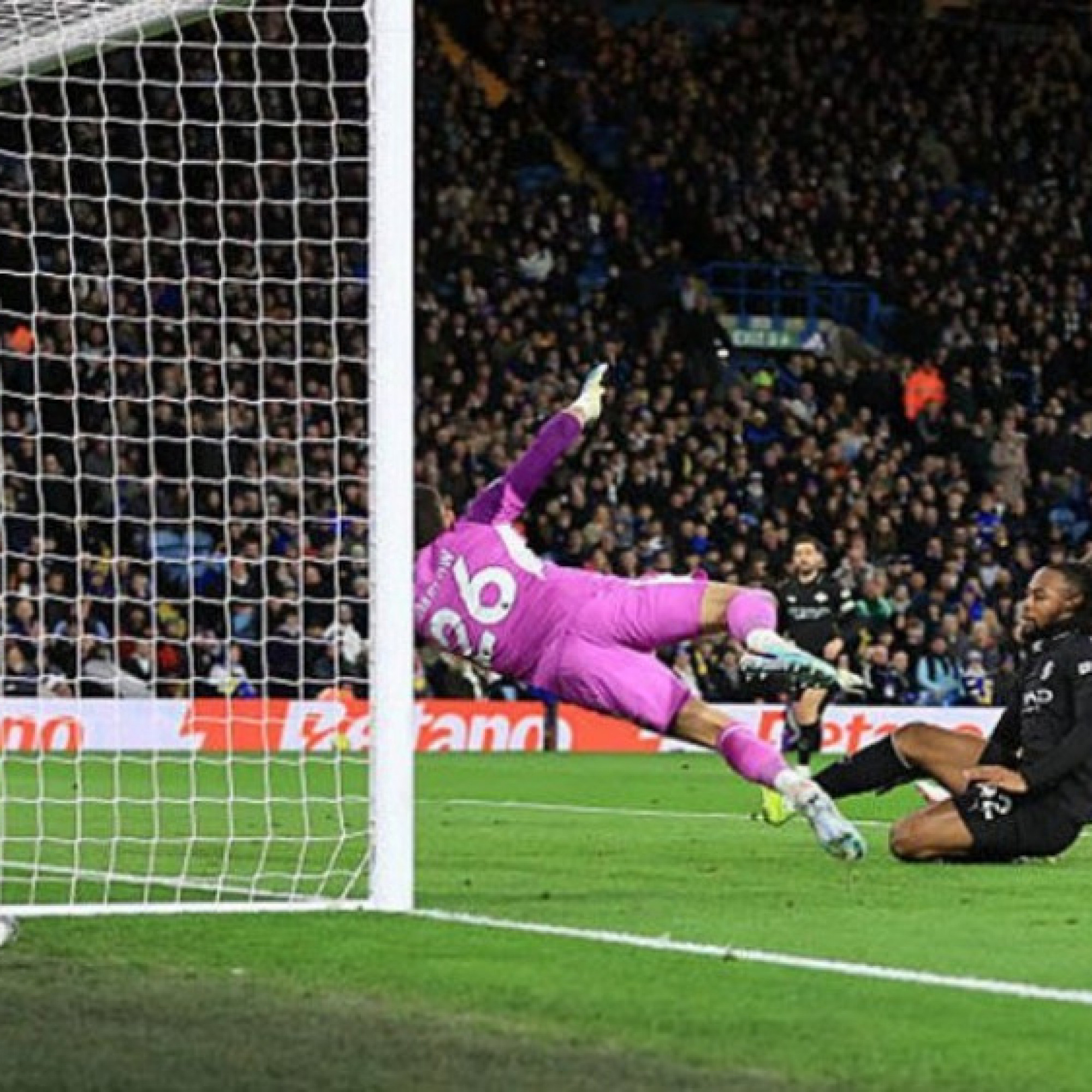  - Nóng bảng xếp hạng Ngoại hạng Anh: Man City tiếp tục áp sát Arsenal, Liverpool bằng điểm MU