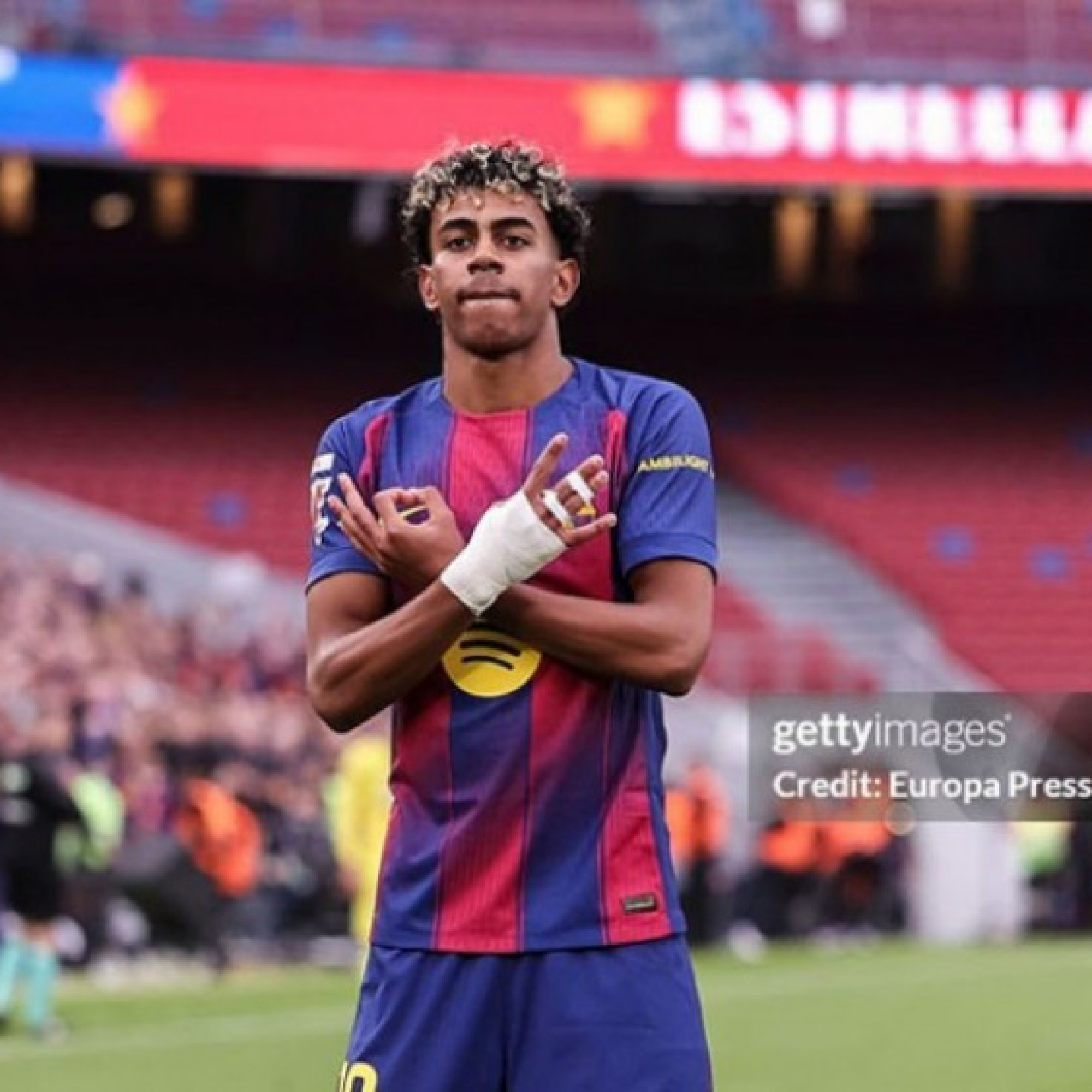  - Yamal làm "ảo thuật" bất chấp nhịn ăn, Camp Nou giúp Barcelona gieo rắc nỗi sợ