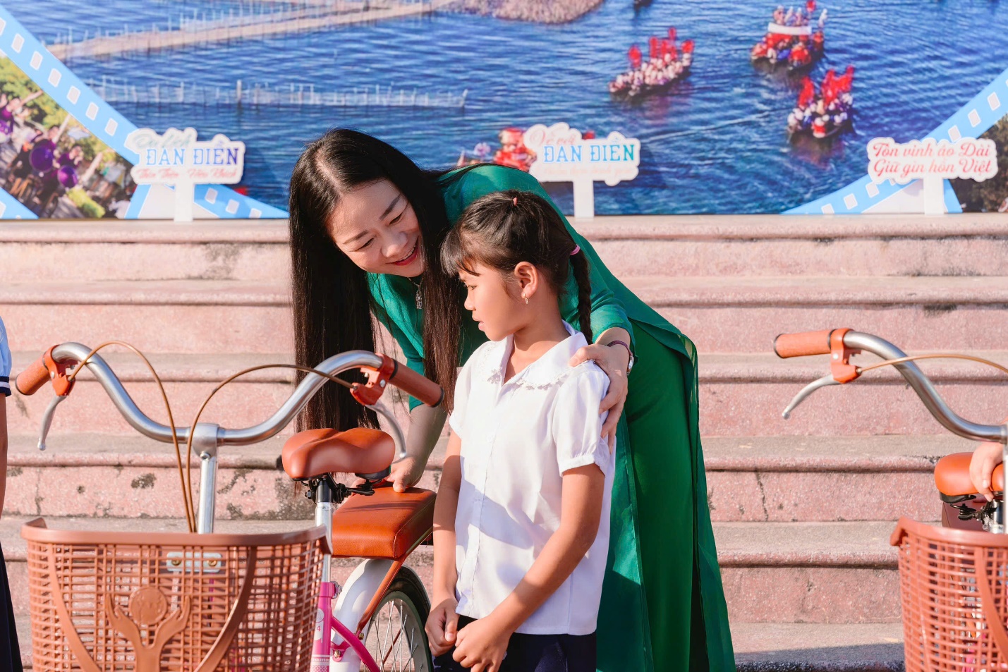 Phụ nữ xứ Huế diện áo dài đạp xe ven phá Tam Giang - 5