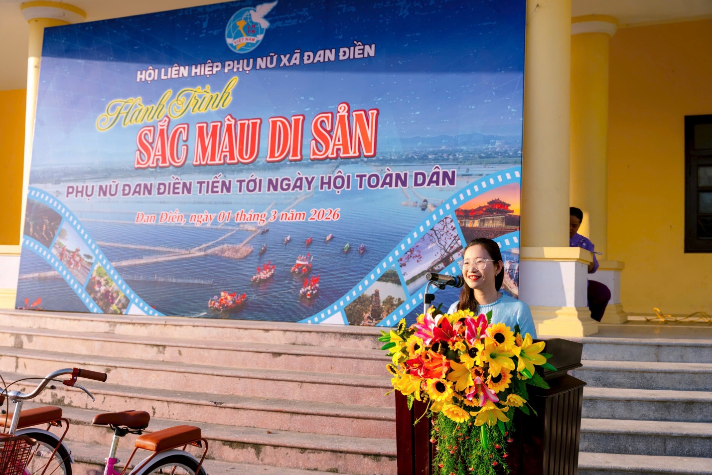 Phụ nữ xứ Huế diện áo dài đạp xe ven phá Tam Giang - 2