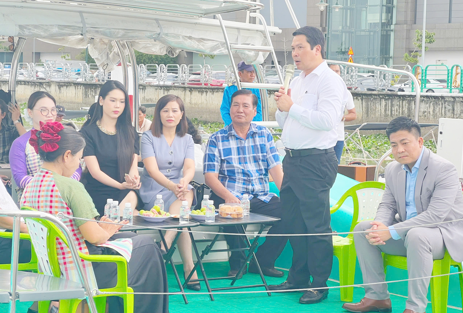 Khách đến nhiều nhưng chi tiêu ít, địa phương tổ chức tọa đàm trên tàu cao tốc, tìm sản phẩm du lịch đường sông mới - 1