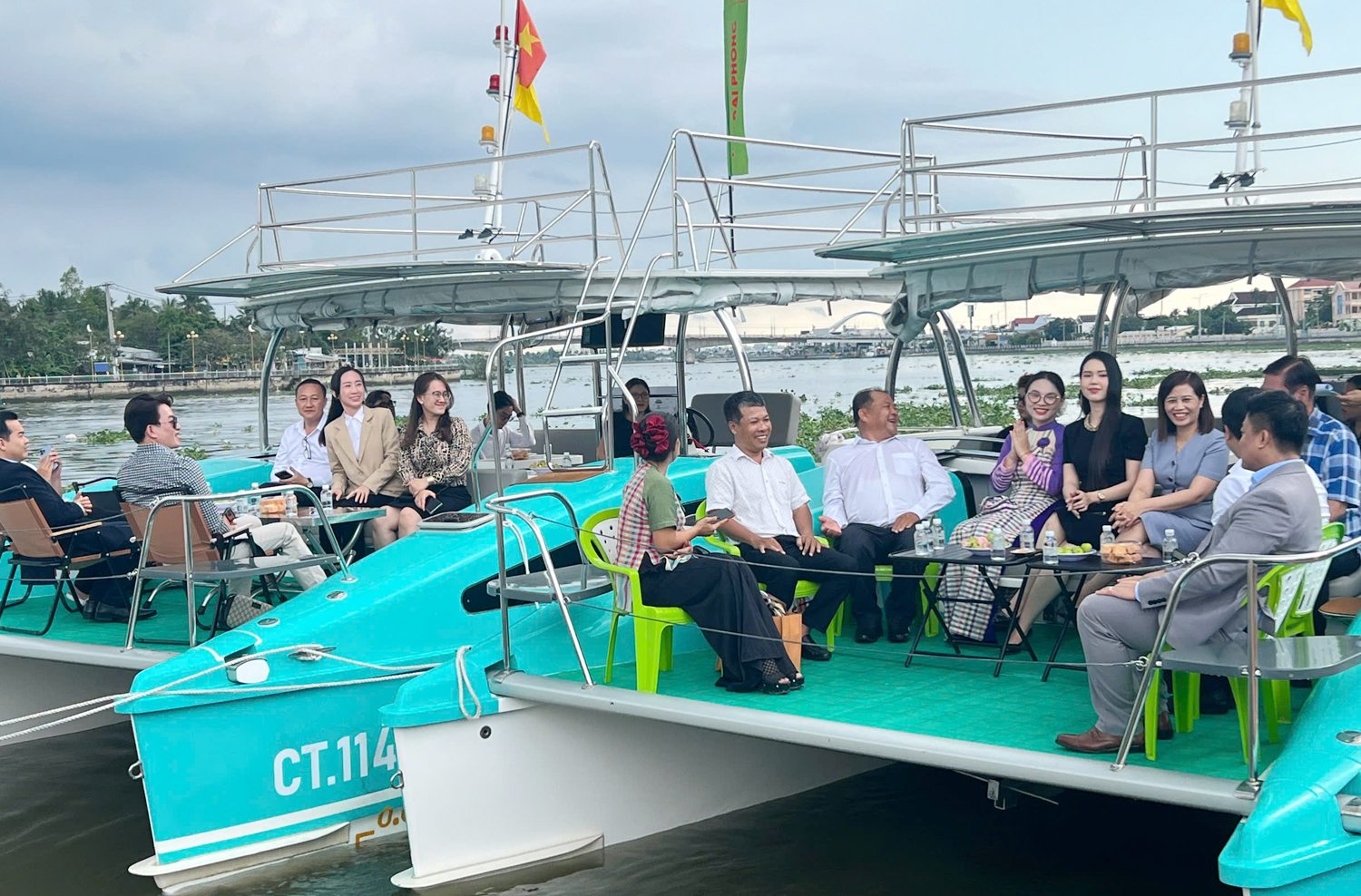 Khách đến nhiều nhưng chi tiêu ít, địa phương tổ chức tọa đàm trên tàu cao tốc, tìm sản phẩm du lịch đường sông mới - 2