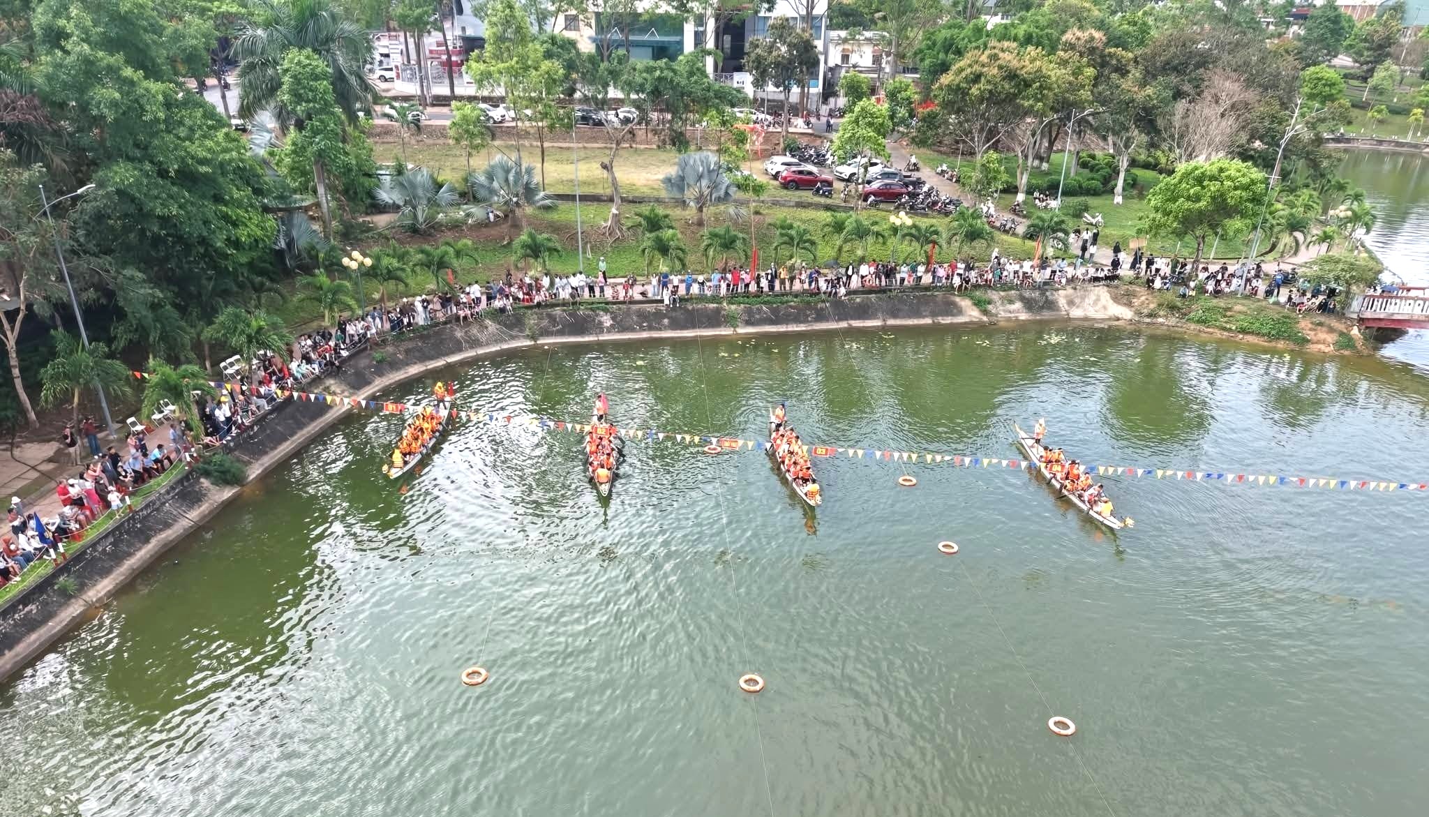 Sôi nổi Giải đua thuyền rồng truyền thống mừng năm mới 2026 - 1
