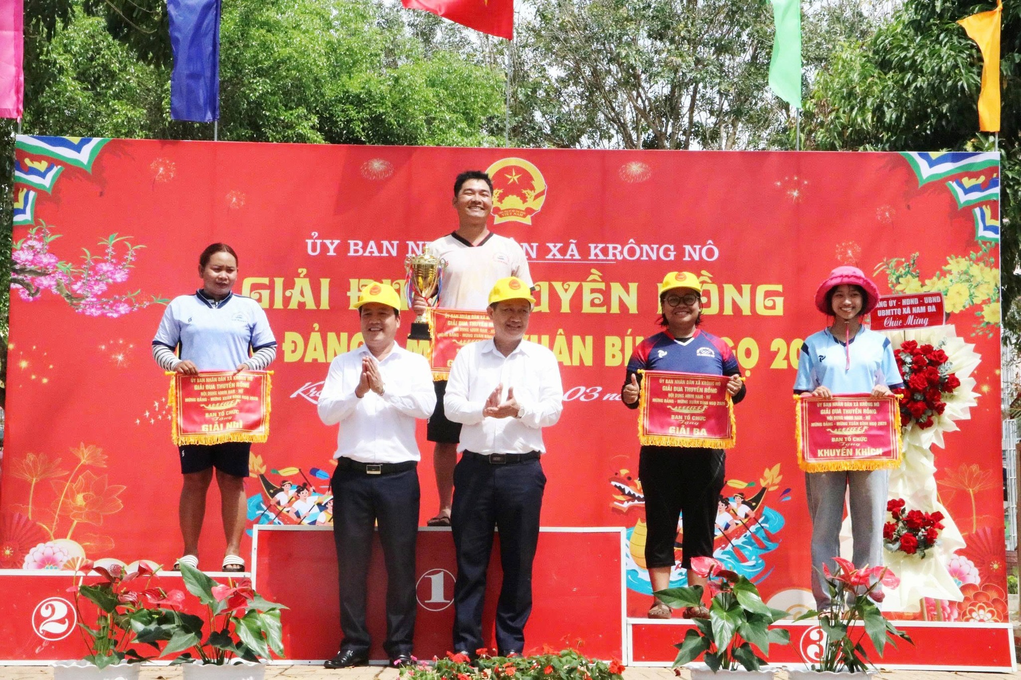 Sôi nổi Giải đua thuyền rồng truyền thống mừng năm mới 2026 - 2