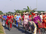Phụ nữ xứ Huế diện áo dài đạp xe ven phá Tam Giang