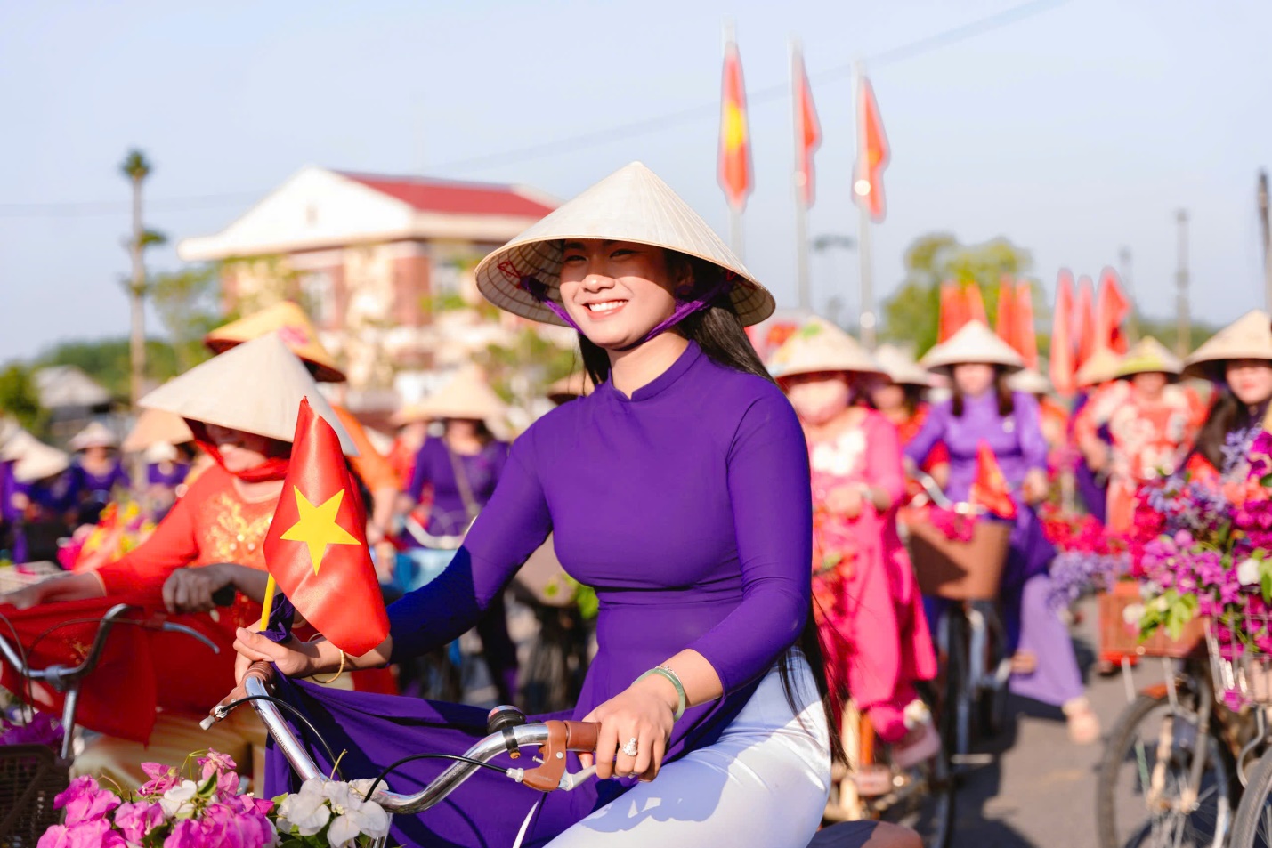 Phụ nữ xứ Huế diện áo dài đạp xe ven phá Tam Giang - 8