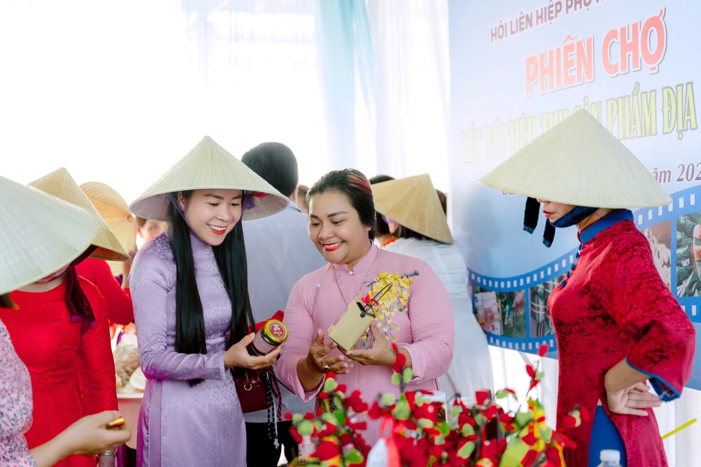 Phụ nữ xứ Huế diện áo dài đạp xe ven phá Tam Giang - 11