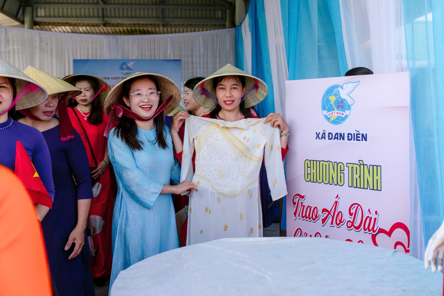 Phụ nữ xứ Huế diện áo dài đạp xe ven phá Tam Giang - 10