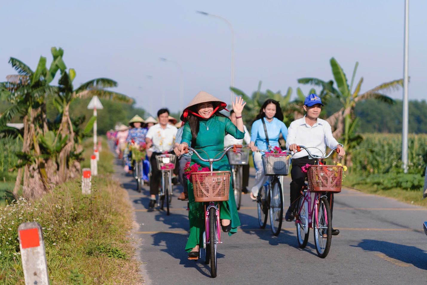 Phụ nữ xứ Huế diện áo dài đạp xe ven phá Tam Giang - 3