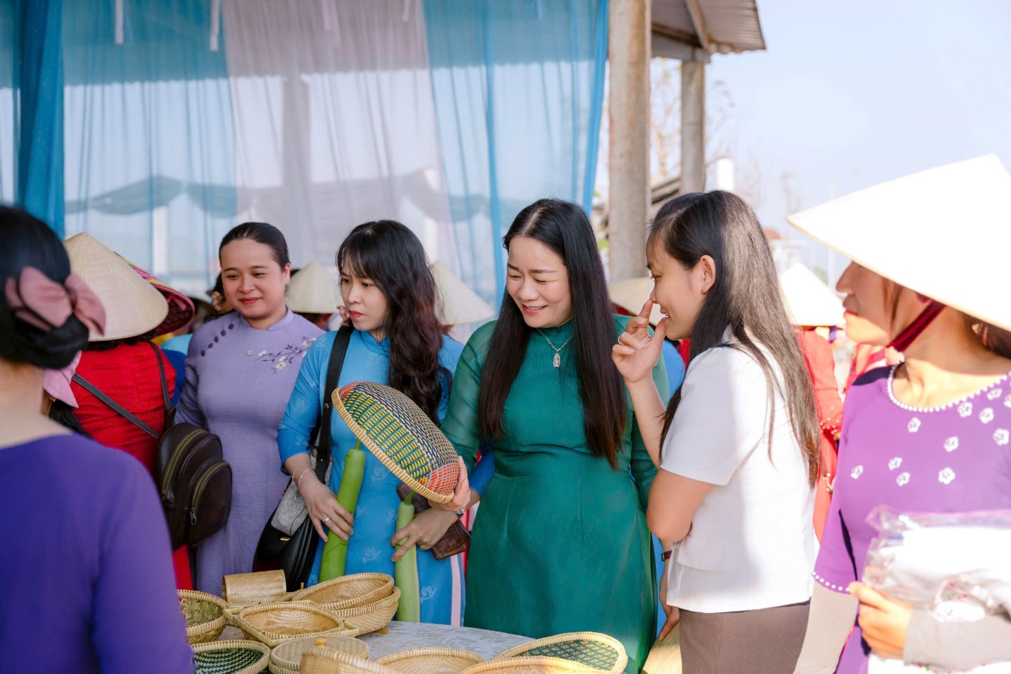 Phụ nữ xứ Huế diện áo dài đạp xe ven phá Tam Giang - 12