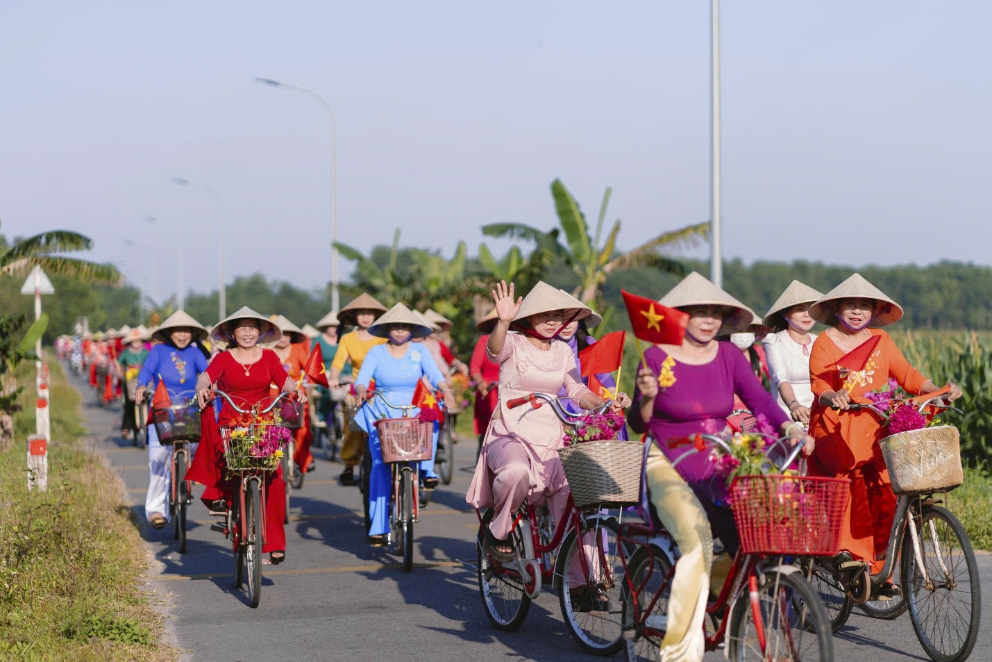 Phụ nữ xứ Huế diện áo dài đạp xe ven phá Tam Giang - 9