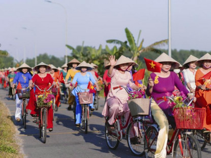  - Phụ nữ xứ Huế diện áo dài đạp xe ven phá Tam Giang