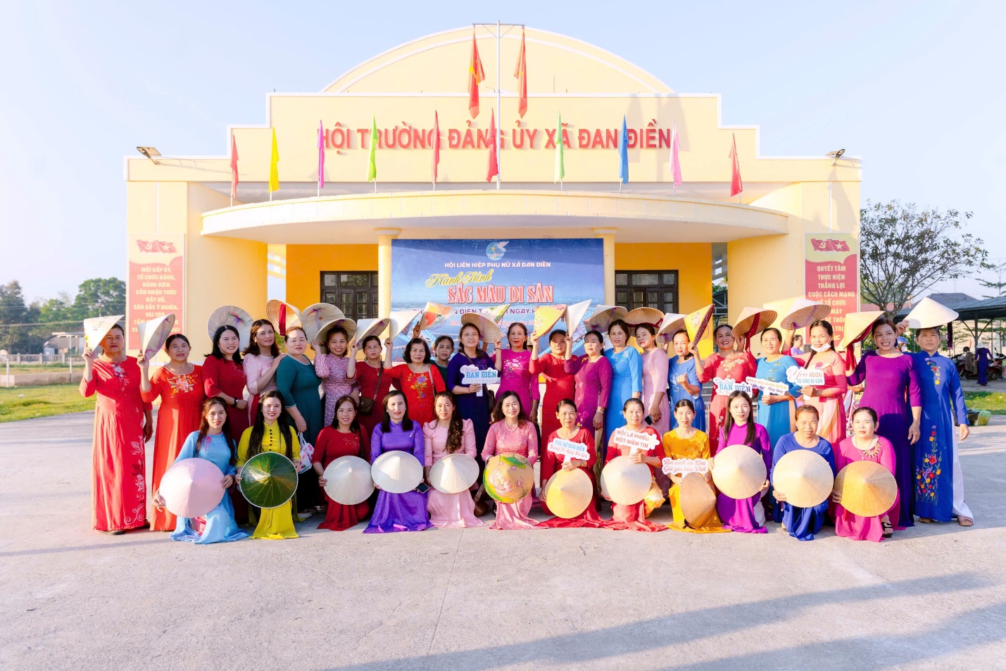 Phụ nữ xứ Huế diện áo dài đạp xe ven phá Tam Giang - 1