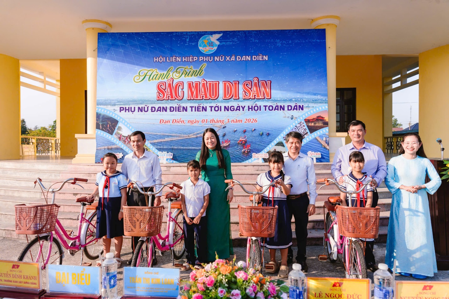 Phụ nữ xứ Huế diện áo dài đạp xe ven phá Tam Giang - 6