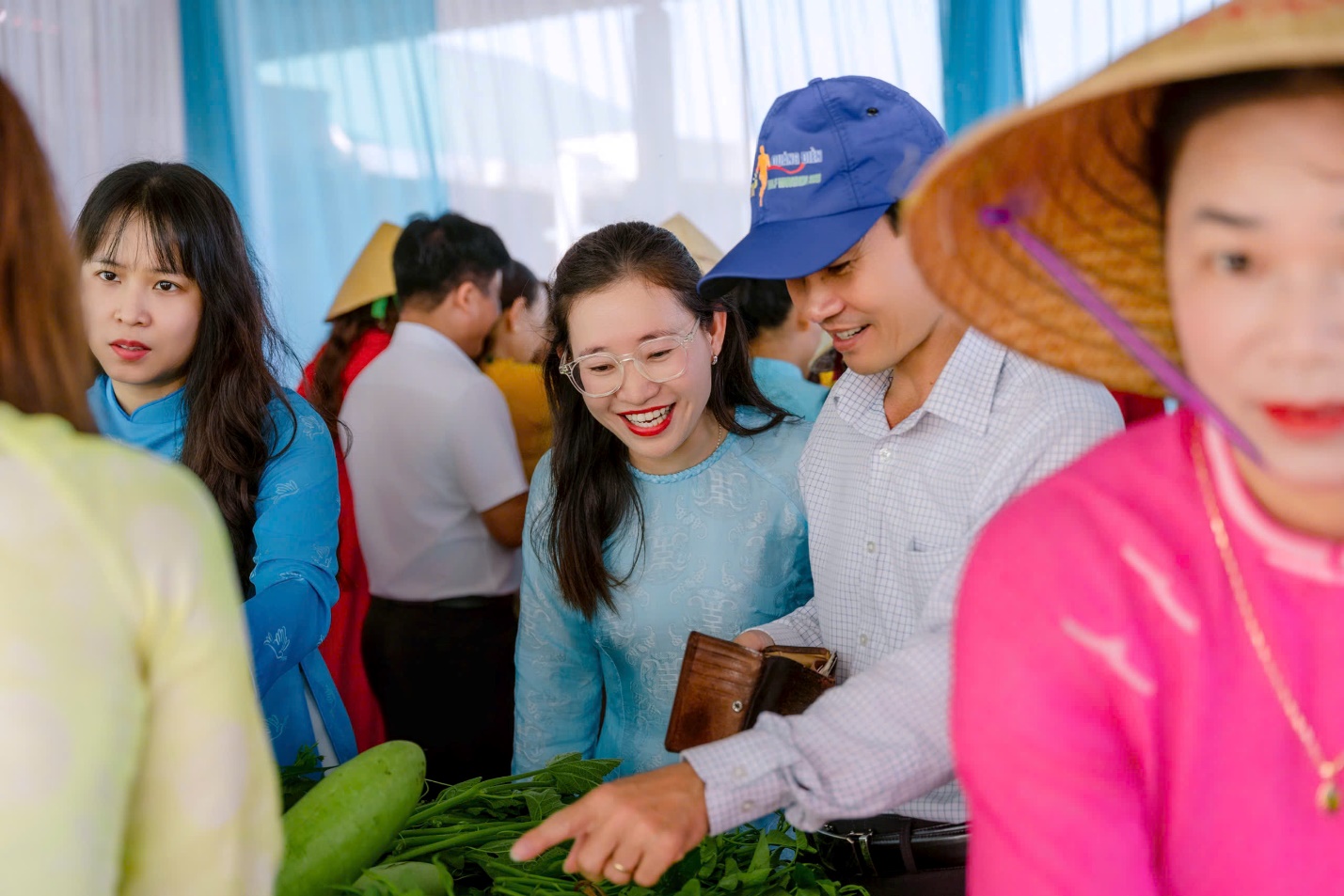 Phụ nữ xứ Huế diện áo dài đạp xe ven phá Tam Giang - 14