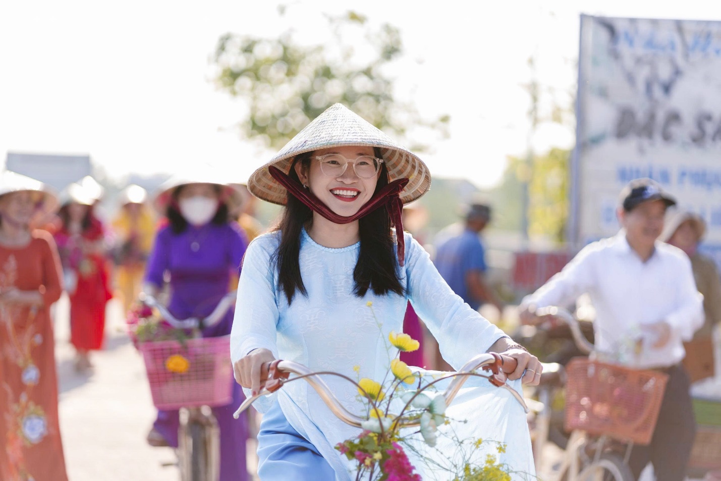 Phụ nữ xứ Huế diện áo dài đạp xe ven phá Tam Giang - 7