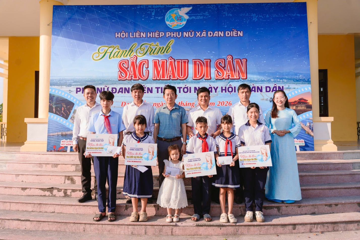 Phụ nữ xứ Huế diện áo dài đạp xe ven phá Tam Giang - 4