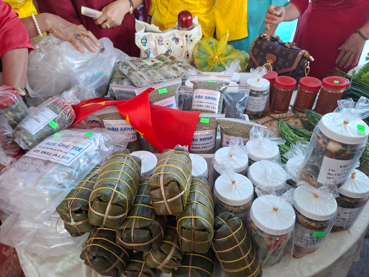 Phụ nữ xứ Huế diện áo dài đạp xe ven phá Tam Giang - 17