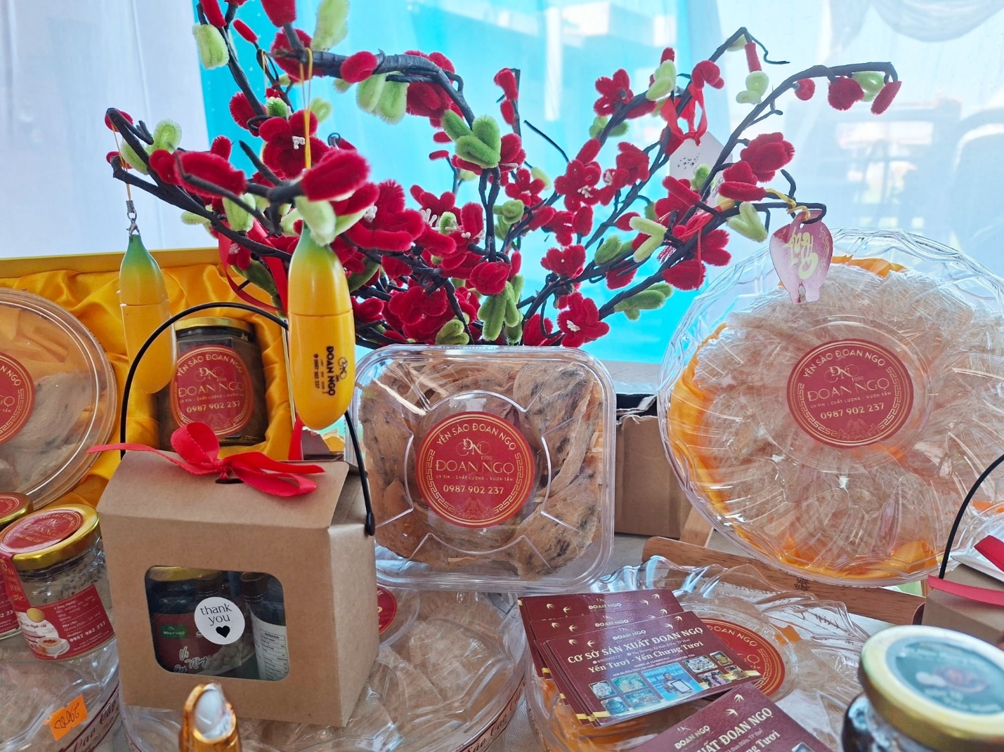 Phụ nữ xứ Huế diện áo dài đạp xe ven phá Tam Giang - 16