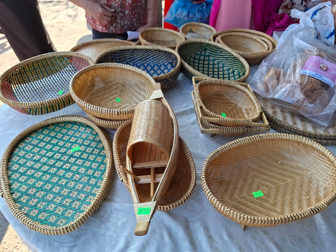 Phụ nữ xứ Huế diện áo dài đạp xe ven phá Tam Giang - 13